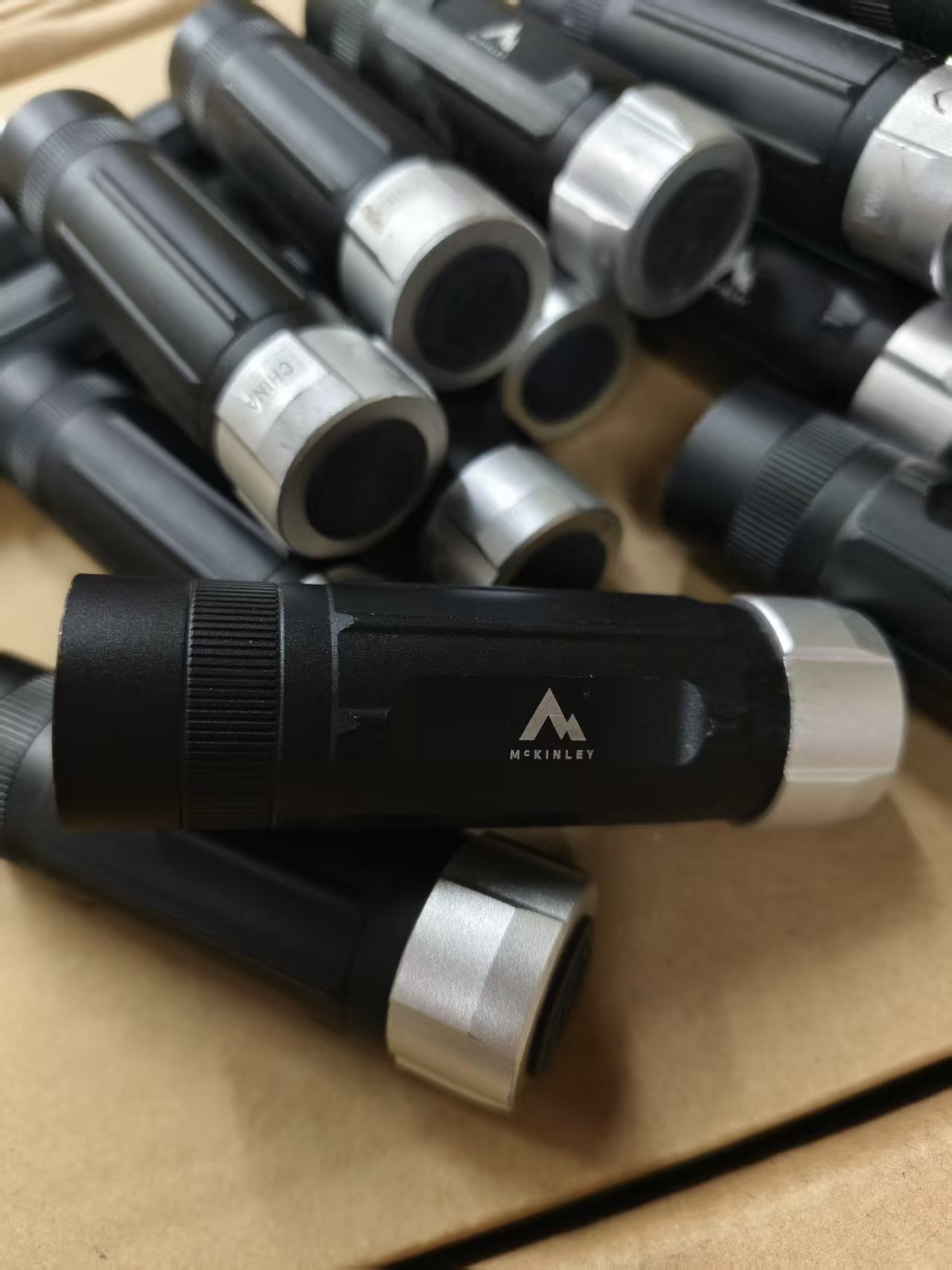 强光多功能户外照明小手电筒01