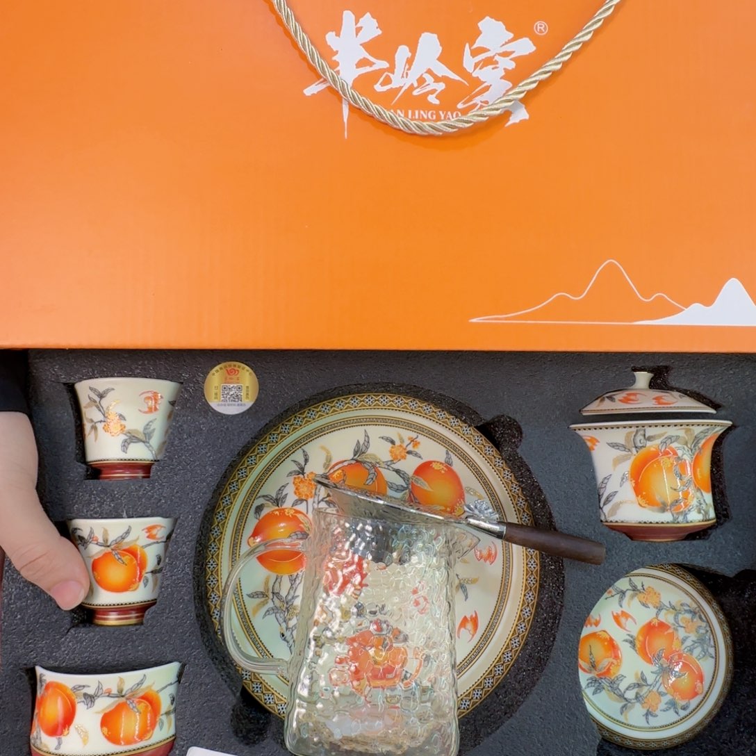 当代艺术家辞典等多部著作