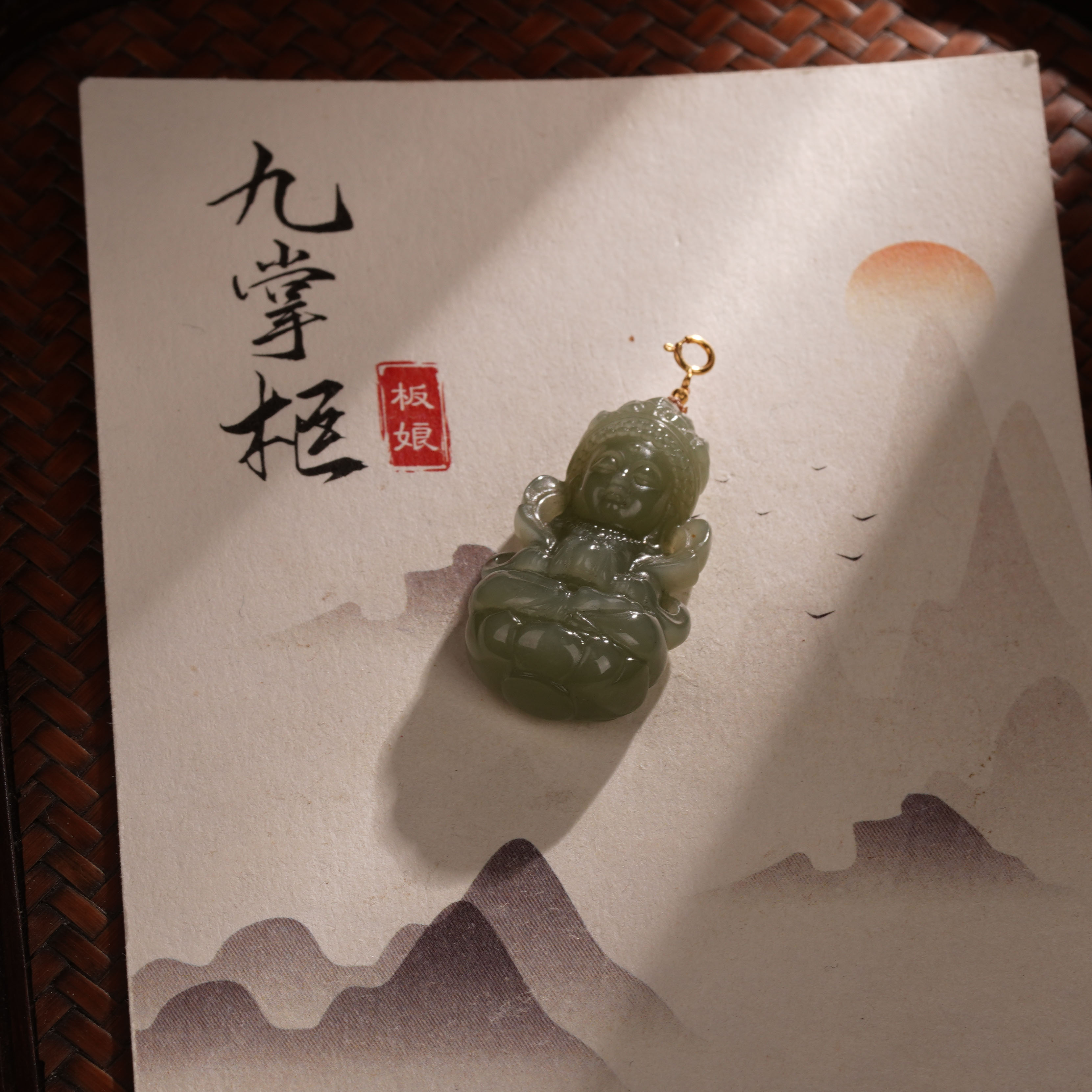 天然和田玉粉青吊坠18k金镶嵌—多样性发其一（40*21*11）