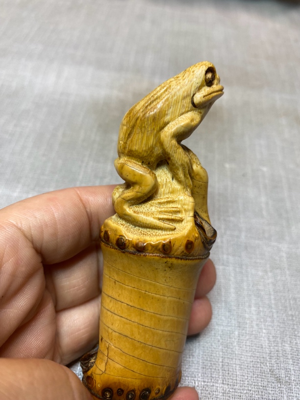 竹鞭顶呱呱印章把玩件，表皮细纹正常现象.尺寸2*2.9*10.2cm