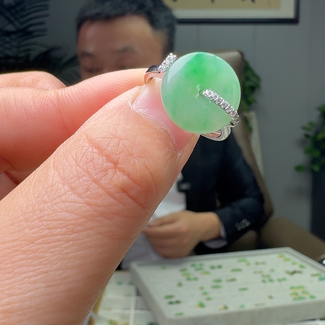 翡翠18K金镶嵌戒指天然