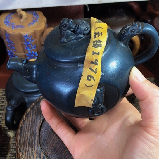 茶壶紫砂原矿泥料手工制作的一把紫砂壶。