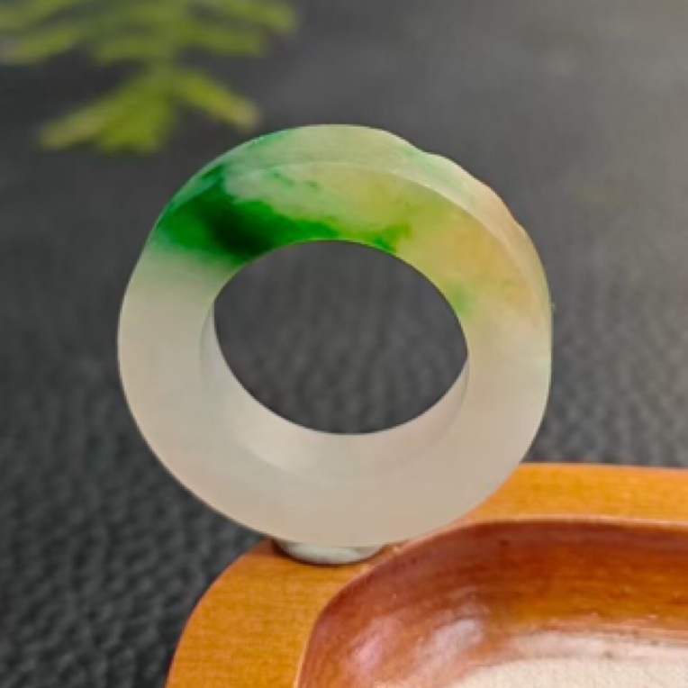 【杨玉环】天然A货翡翠戒指黄加绿，毛货14圈口以上