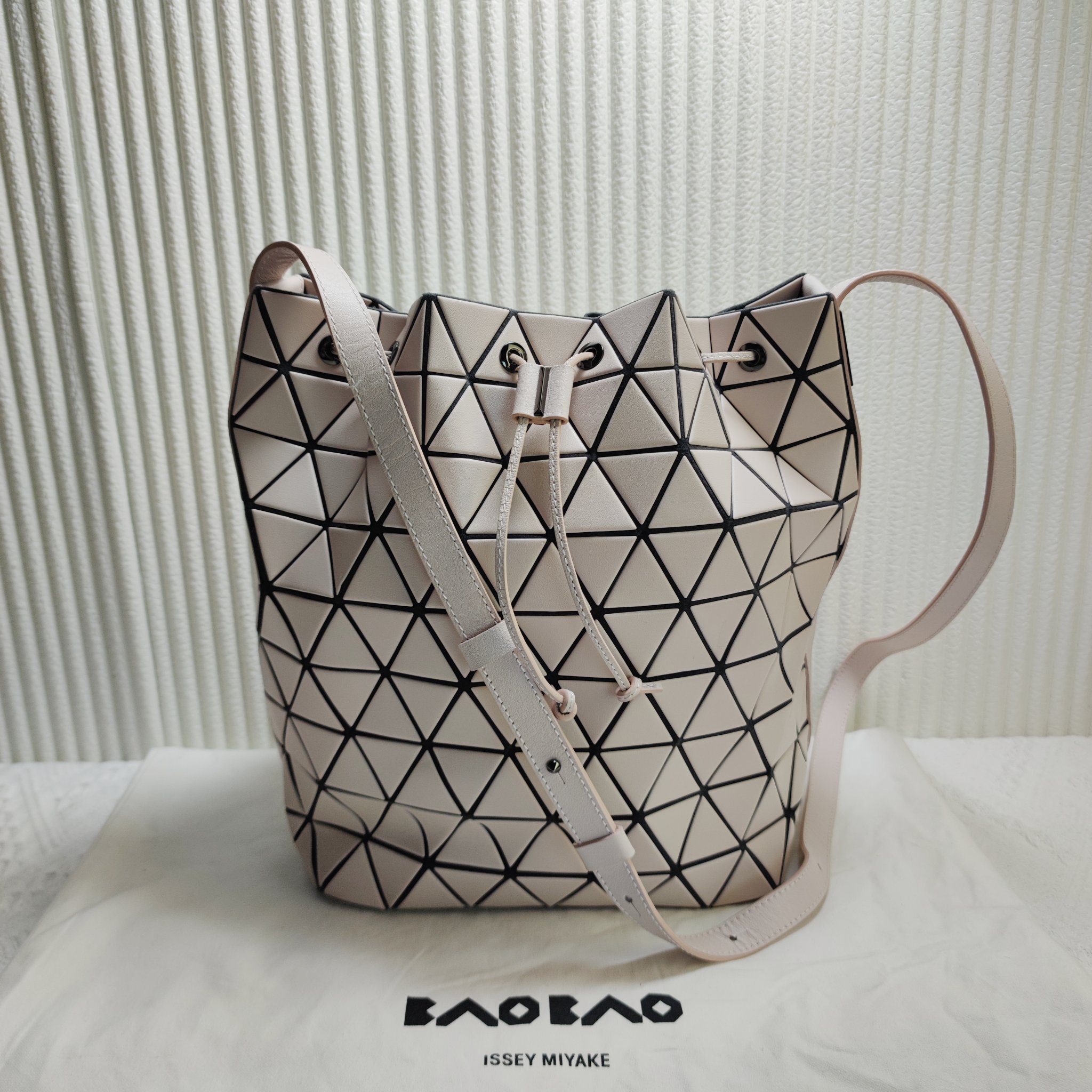 99新 Issey Miyake/三宅一生 三宅一生水桶包斜挎包女士二奢包包