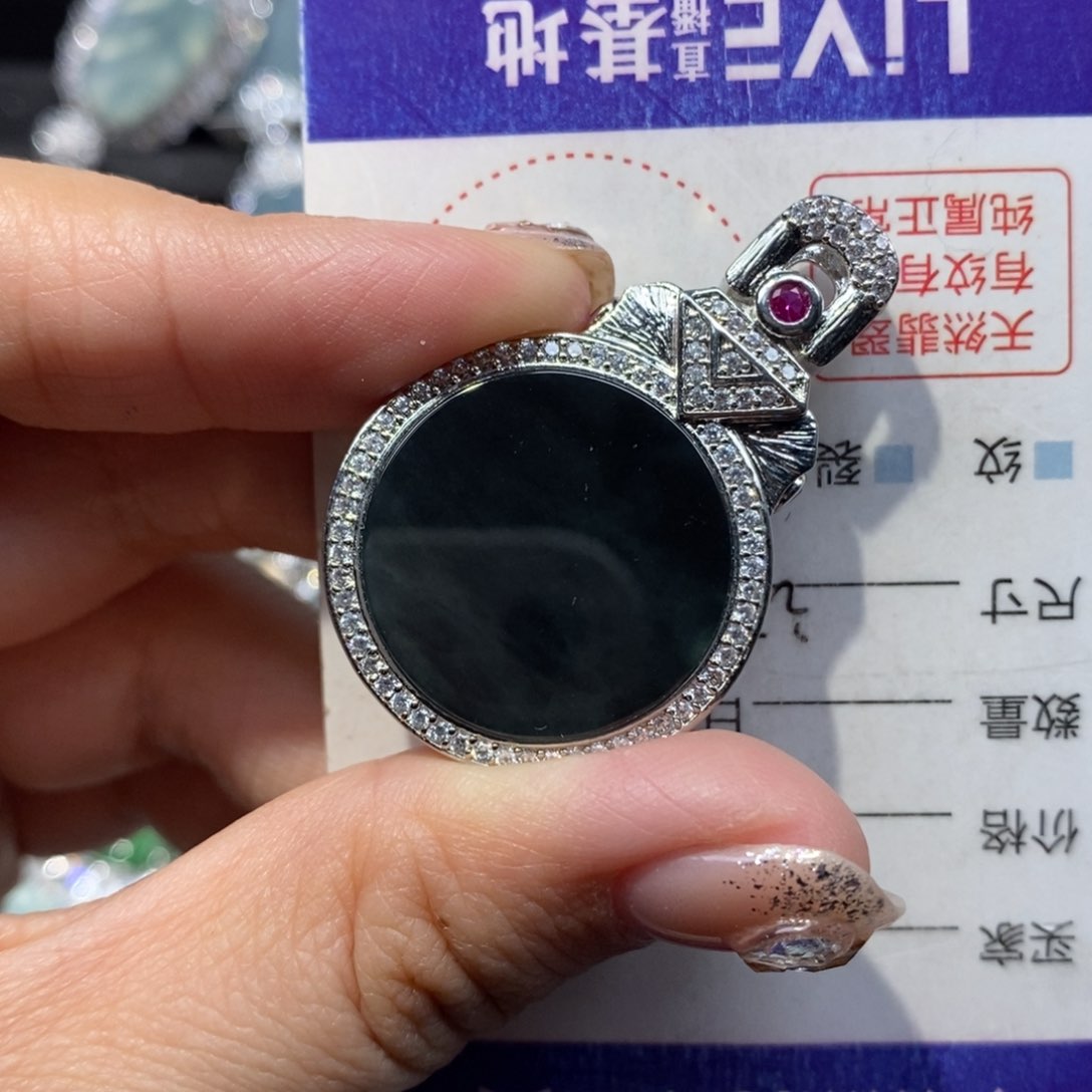 翡翠颈饰未镶嵌翡翠
