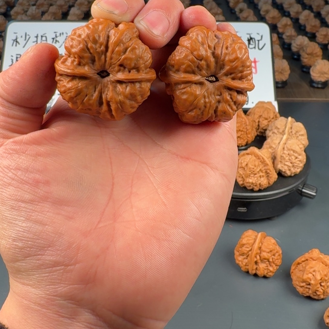 斯***孙文玩核桃吊坠蛤蟆的眼睛是真的好看啊我