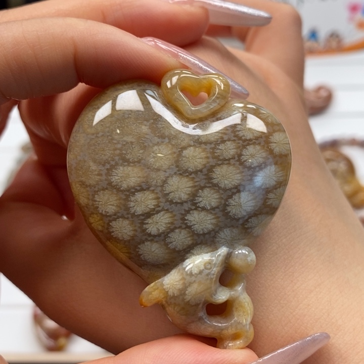 硅化玉颈饰未镶嵌鲸鱼