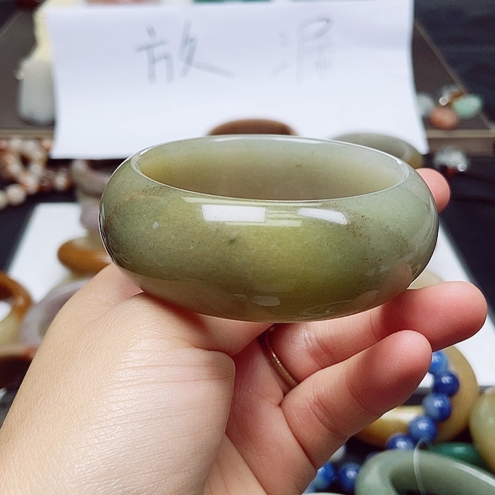 石英质玉手镯未镶嵌