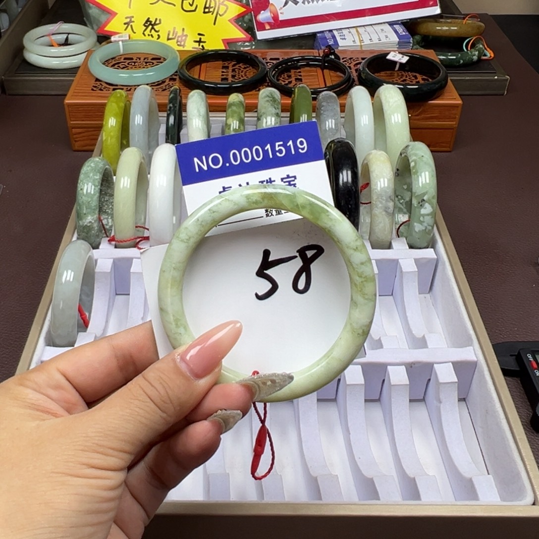 蛇纹石玉未镶嵌手镯