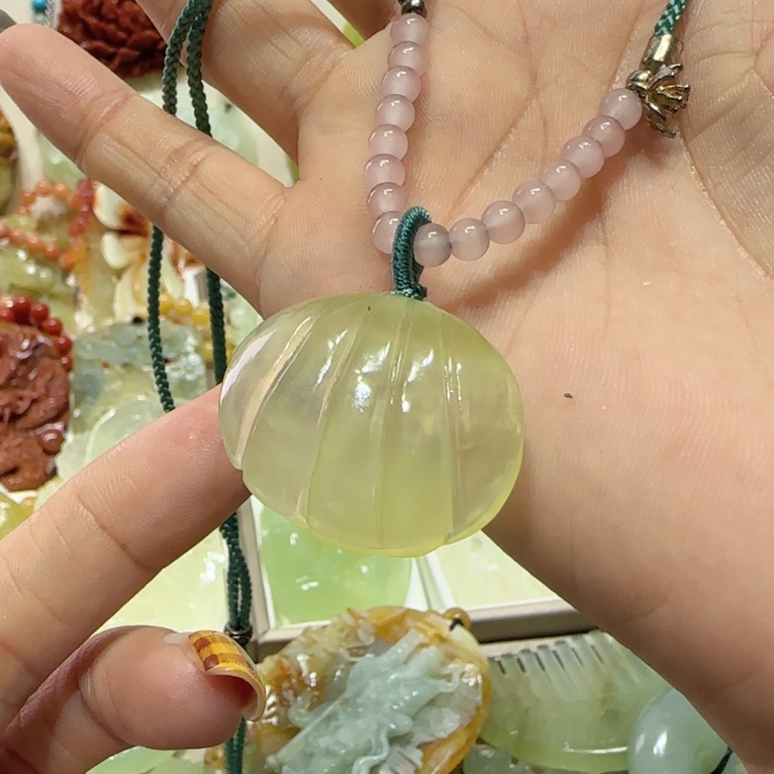 未镶嵌蛇纹石玉吊坠