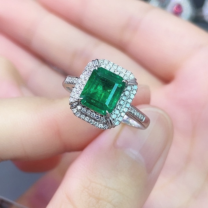 18K金镶嵌戒指祖母绿2.40克拉