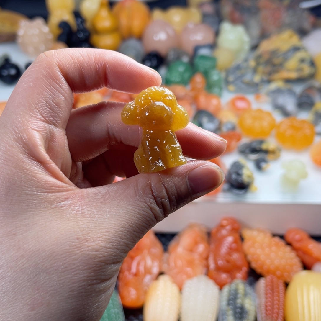 石英质玉（金丝玉）未镶嵌颈饰