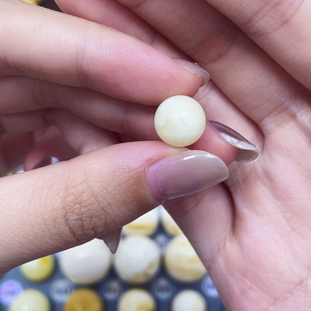 琥珀未镶嵌裸石9.7mm瑕 224