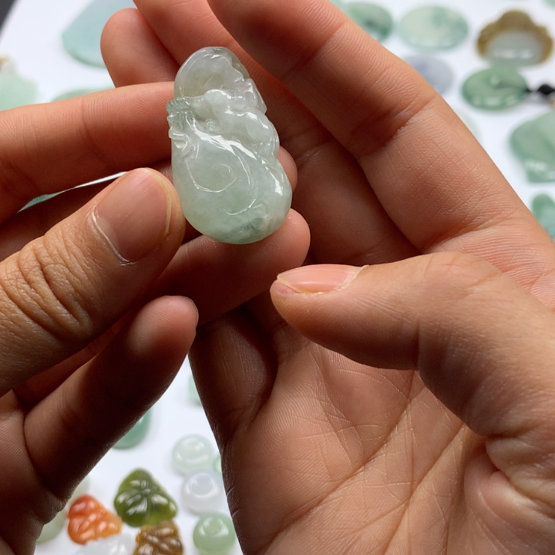 翡翠颈饰未镶嵌钱袋