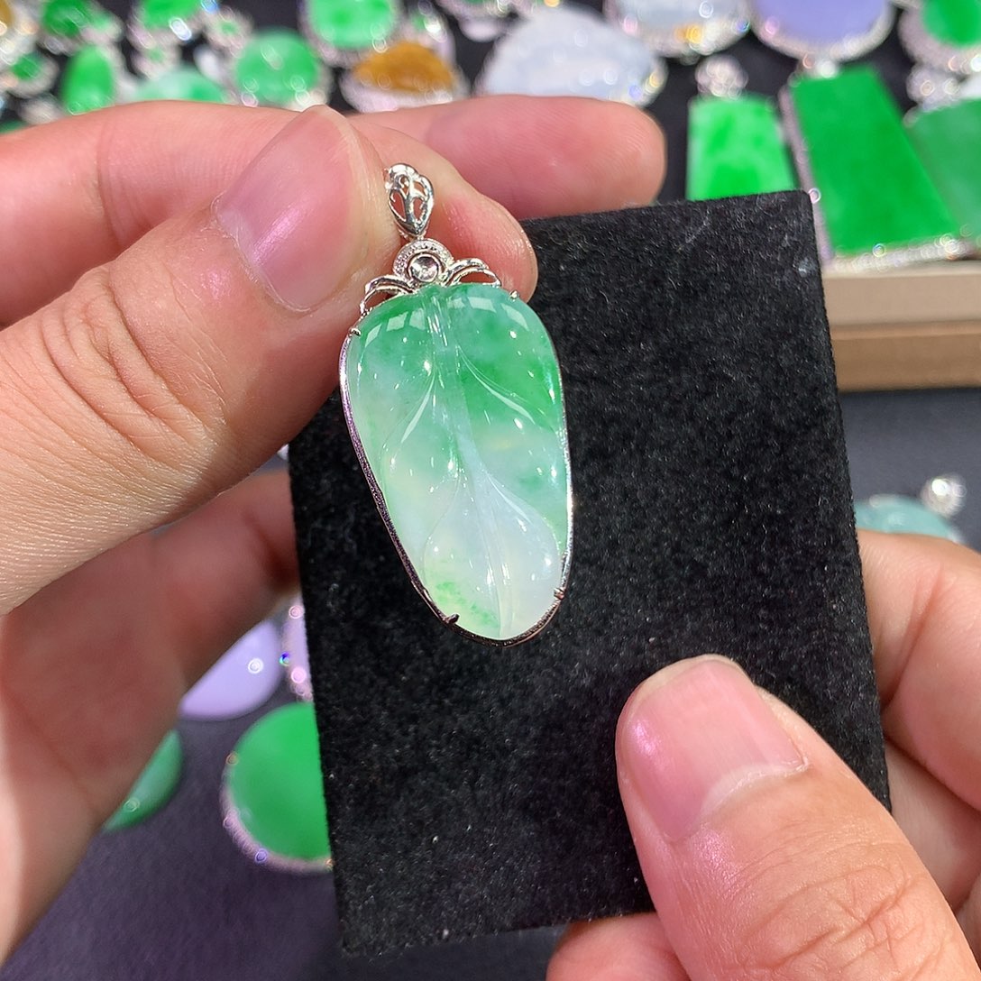 翡翠吊坠(赠链)18K金镶嵌