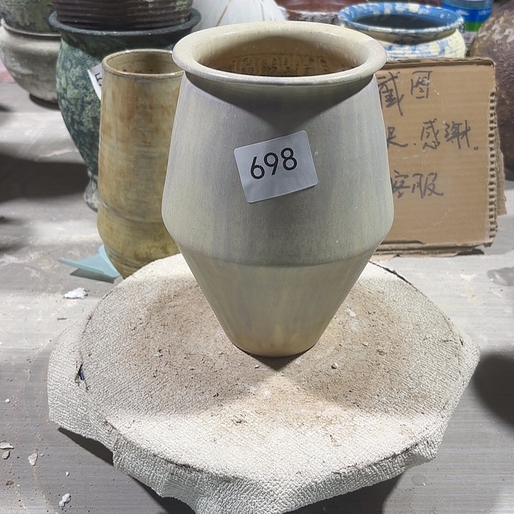 摆件陶高20，口9，有孔，698