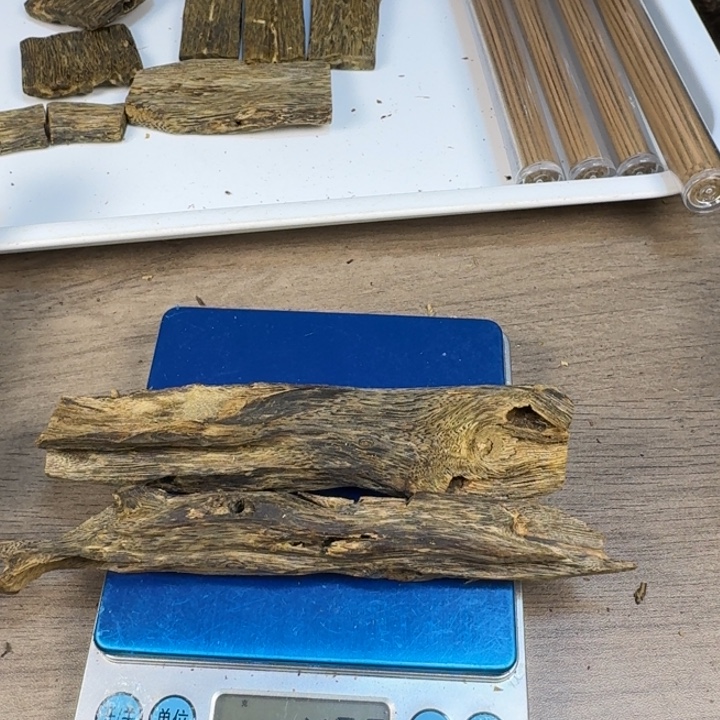 沉香碎屑沉香透顶绿天然虫漏