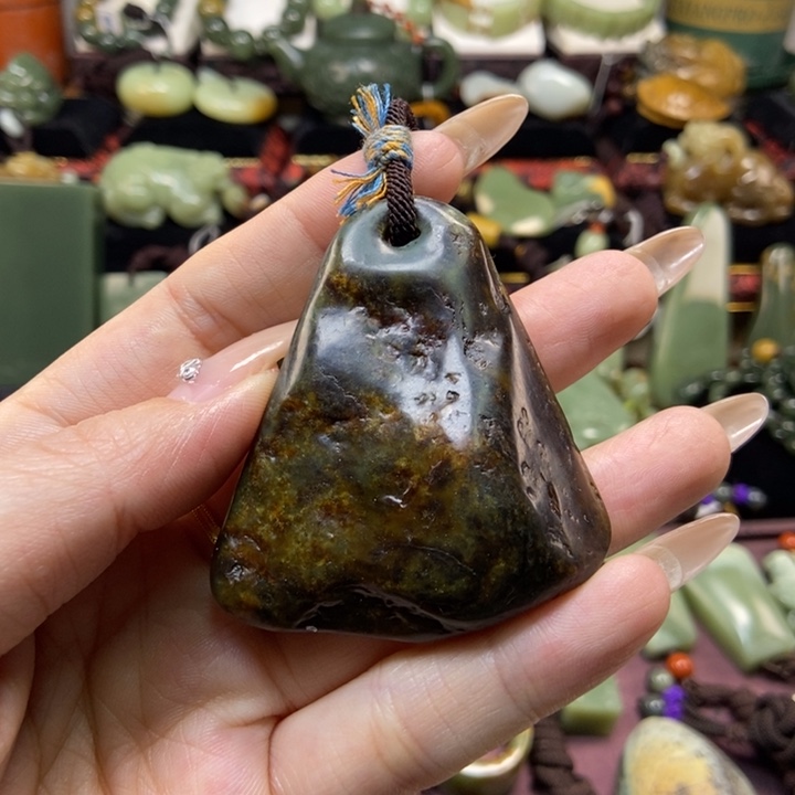 颈饰未镶嵌岫岩河磨玉（透闪石质玉）