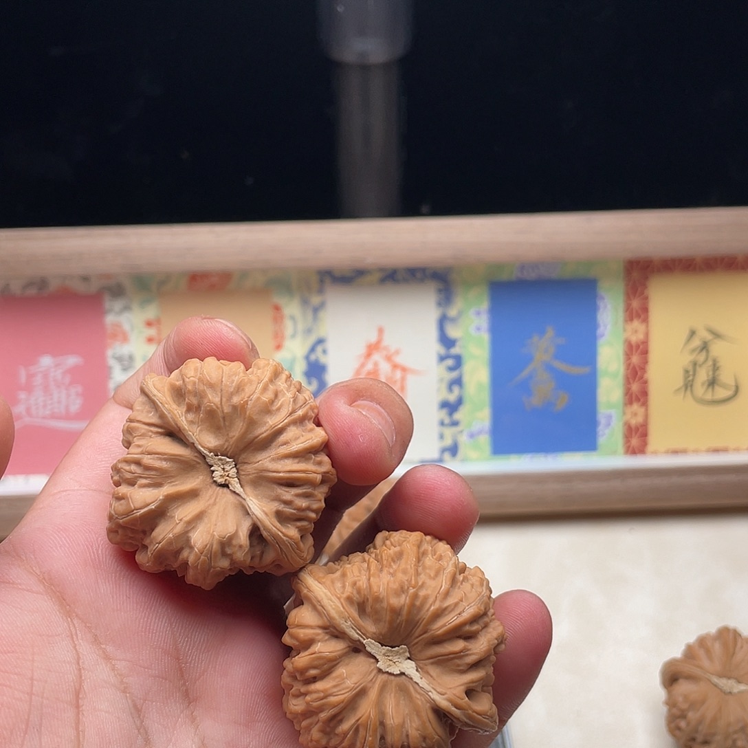 L***.文玩核桃吊坠凹的