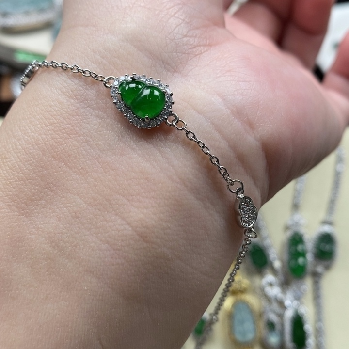 翡翠颈饰未镶嵌翡翠