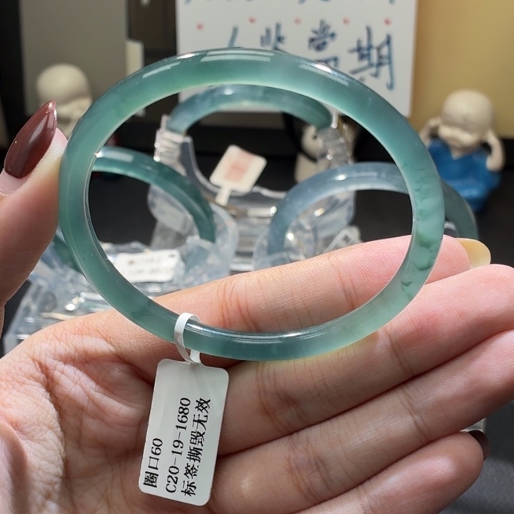 翡翠未镶嵌手镯纯净啤酒瓶绿60