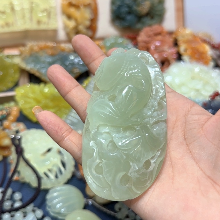 未镶嵌蛇纹石玉吊坠