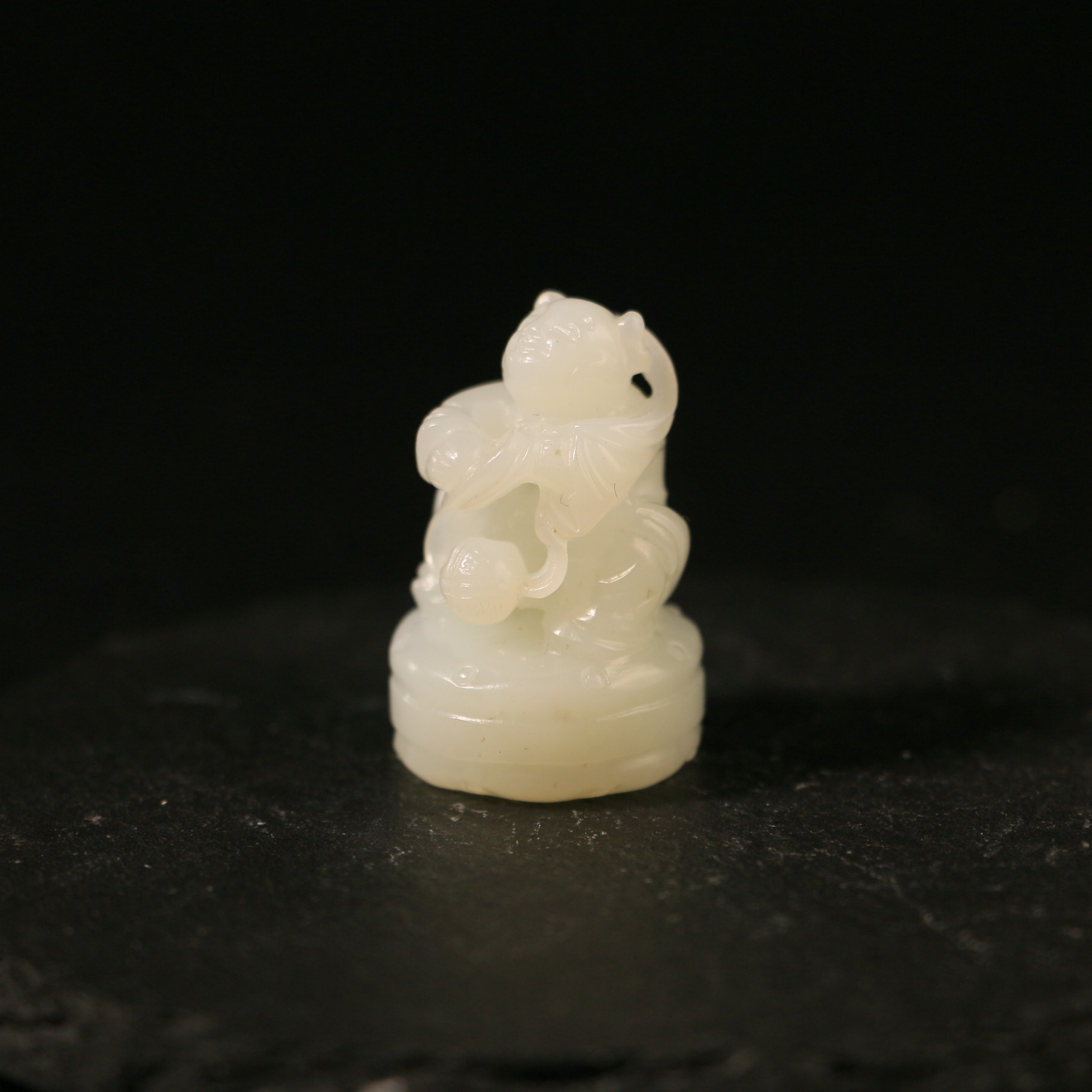 17F93清 白玉婴戏图摆件