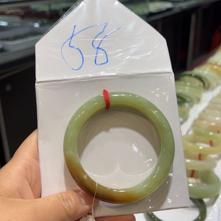 月***下和田玉未镶嵌手镯