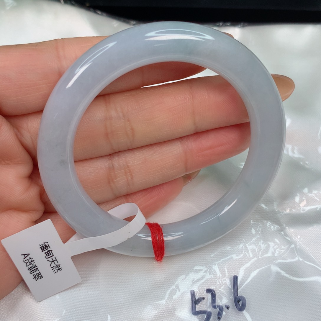 翡翠手镯未镶嵌………..