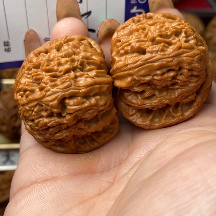 把件桃核球白狮子