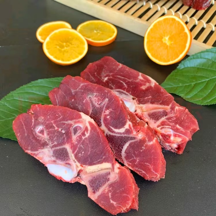 【清真】草饲新疆牛脖骨褐牛。带骨牛肉，牛脊骨