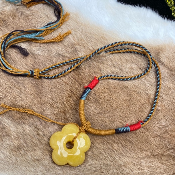 30.27克48×23浓蜡鸡油黄蜜蜡五瓣花吊坠平安扣公主扣项链毛衣链