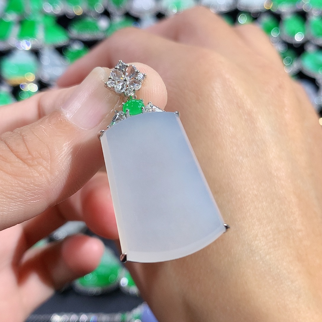 翡翠18K金镶嵌颈饰