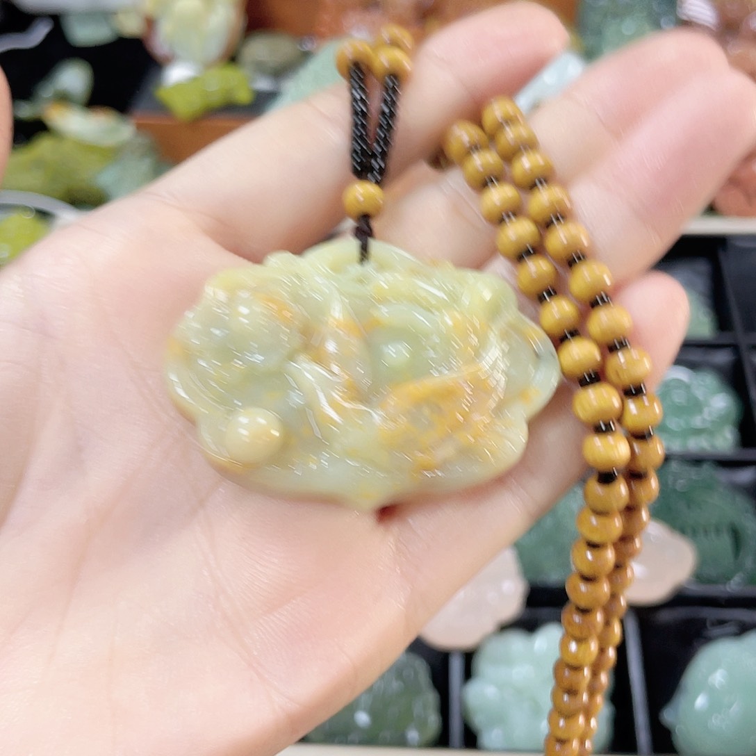 蛇纹石玉颈饰未镶嵌