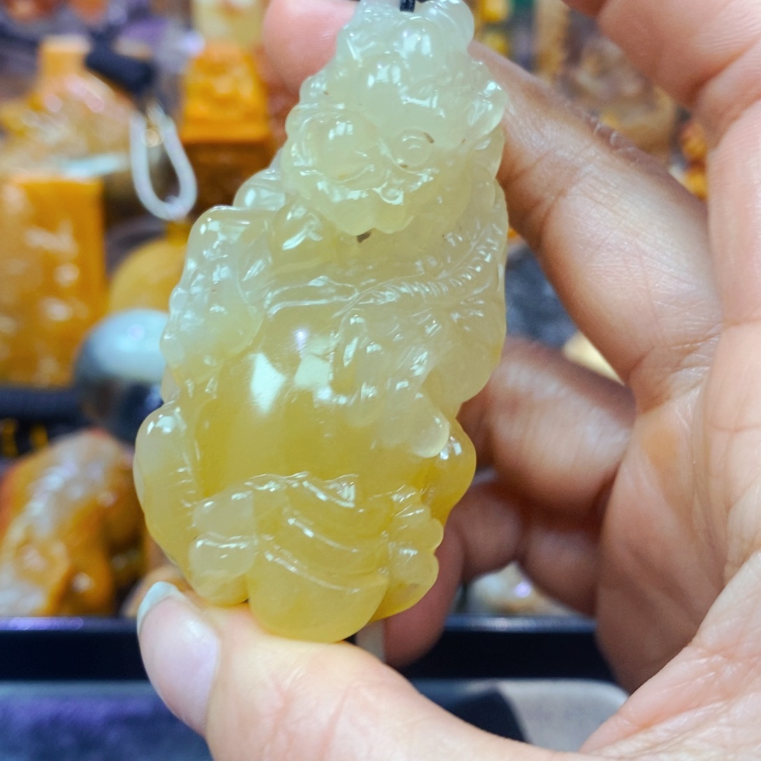 未镶嵌石英质玉（黄龙玉）颈饰