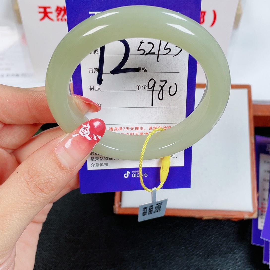 和田玉手镯未镶嵌