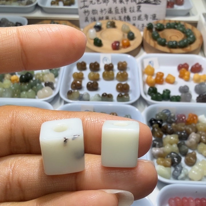 伟***吖和田玉未镶嵌珠宝奇石