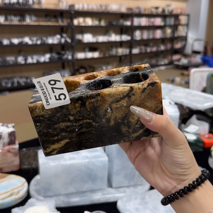 巴***天黑金牙刷架579。   