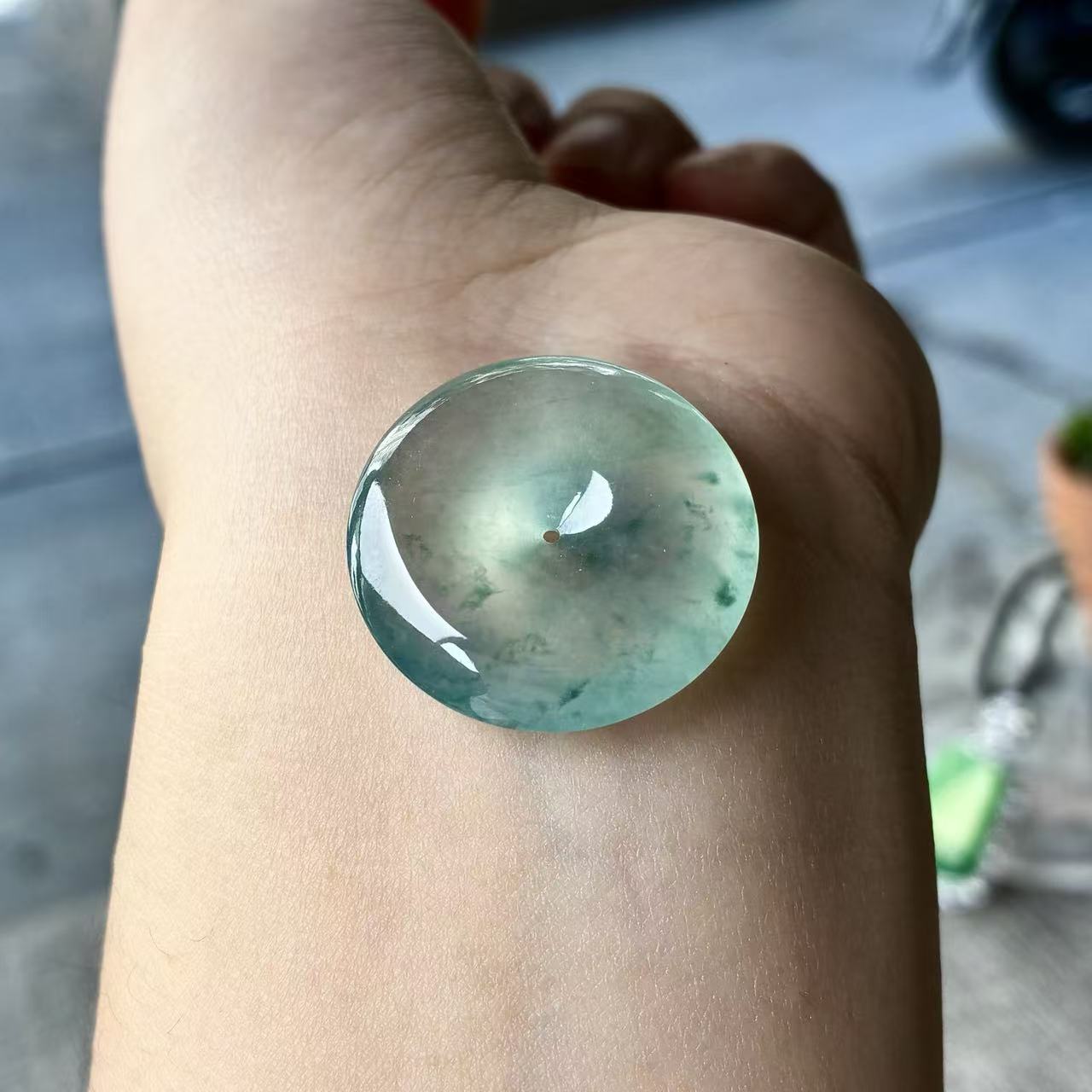 天然a货缅甸翡翠自然光尺寸25.3/5.2高冰飘花平安扣吊坠 种好起光