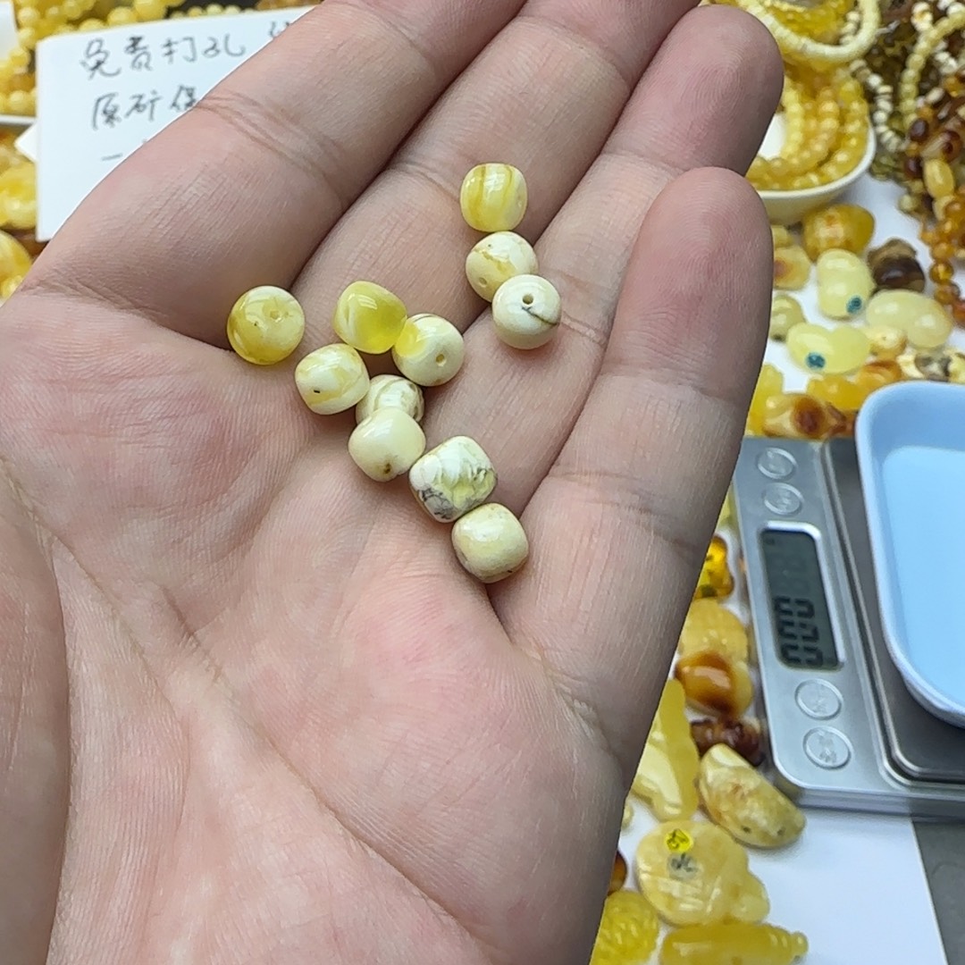 琥珀未镶嵌裸石2.66克一组有瑕03