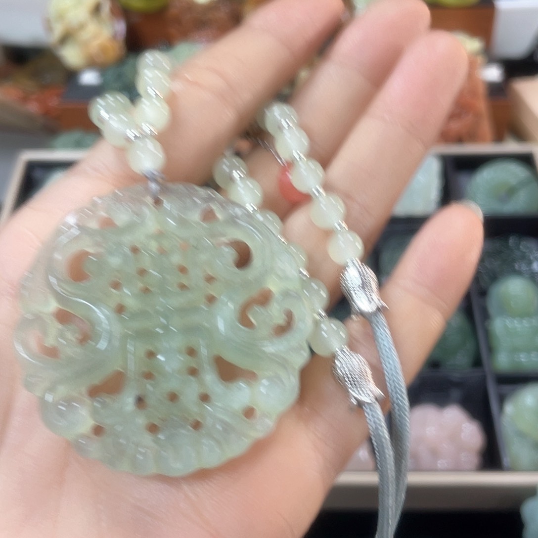 蛇纹石玉颈饰合金