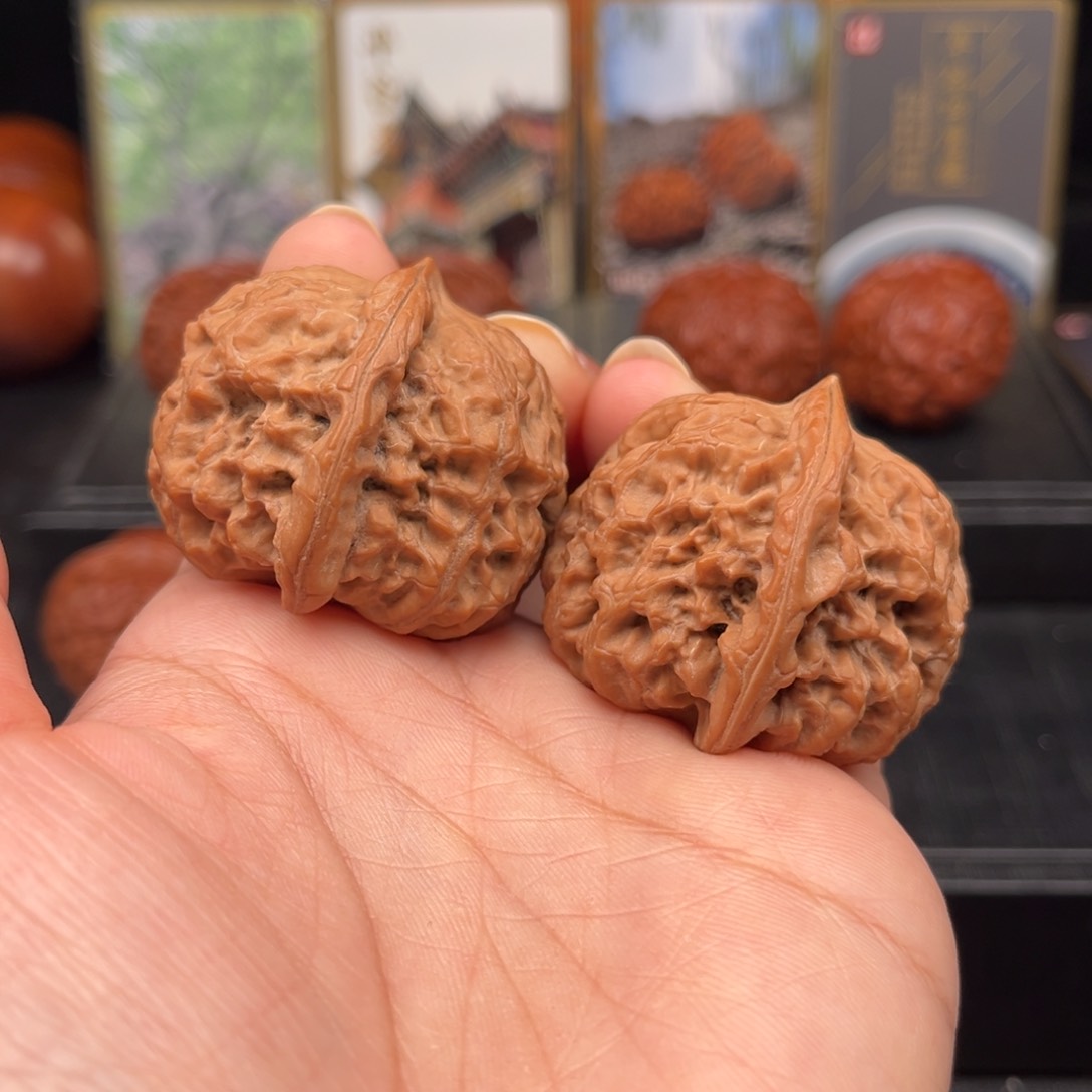 【闪购商品】文玩核桃吊坠全品梨木台