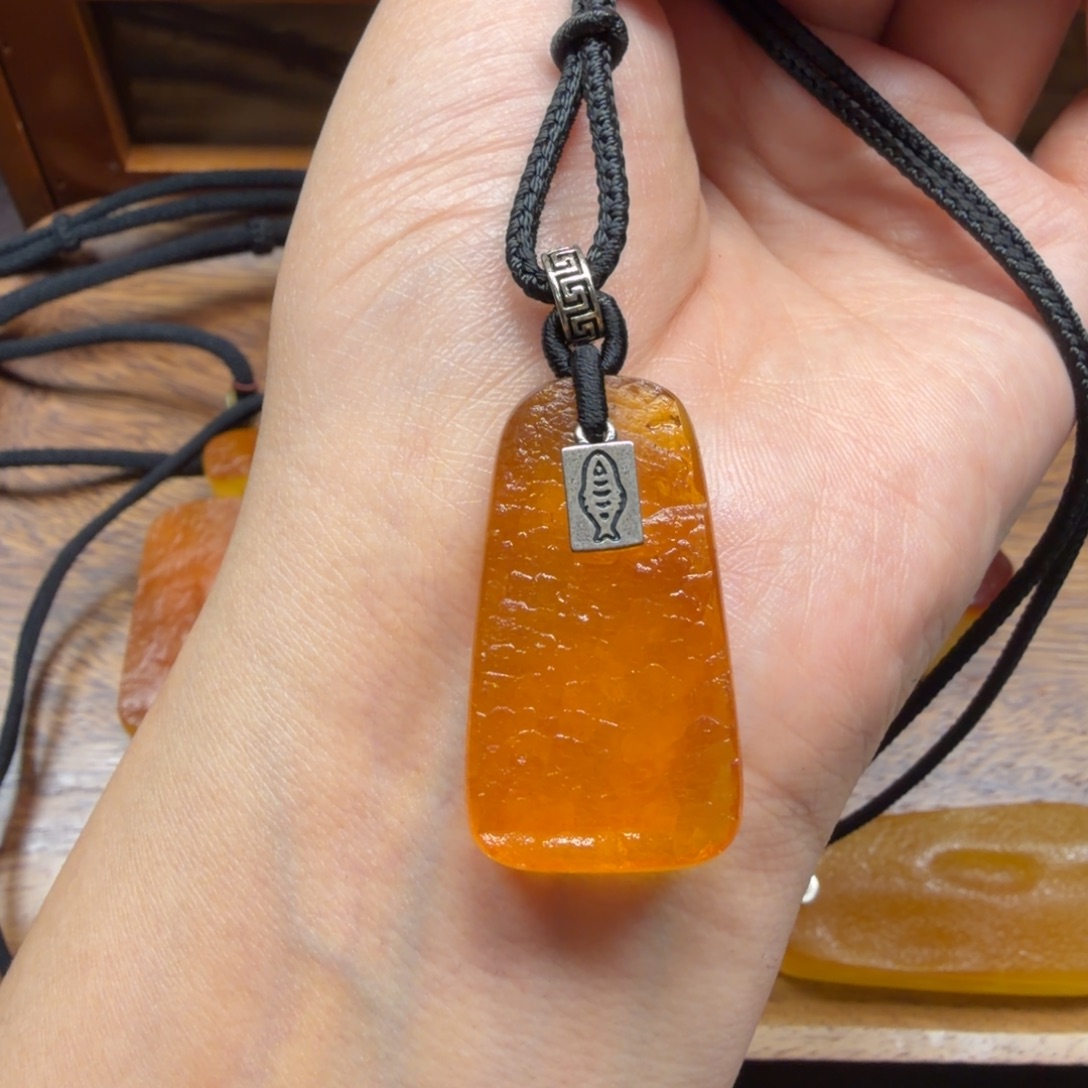 琥珀未镶嵌吊坠(赠链)