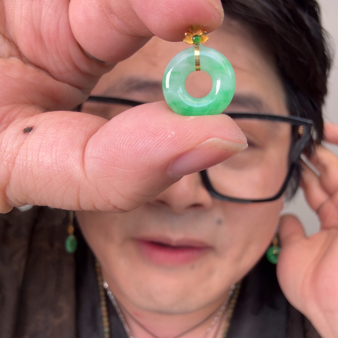 翡翠18K金镶嵌颈饰一件