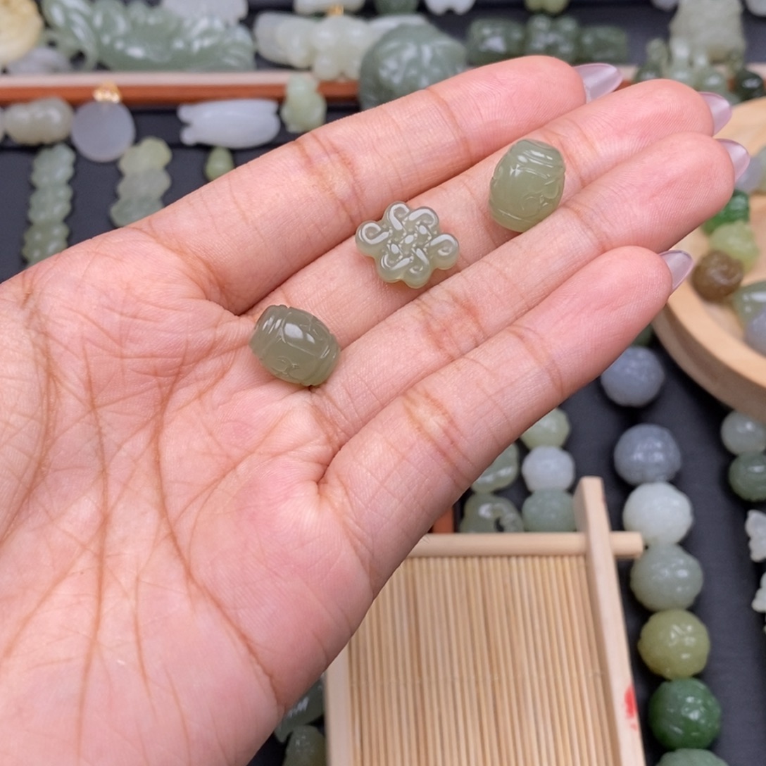 谁***然颈饰未镶嵌和田玉