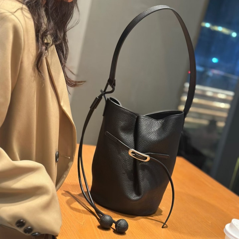头层牛皮单肩腋下水桶包新品小众韩版百搭休闲女包高级范女士包