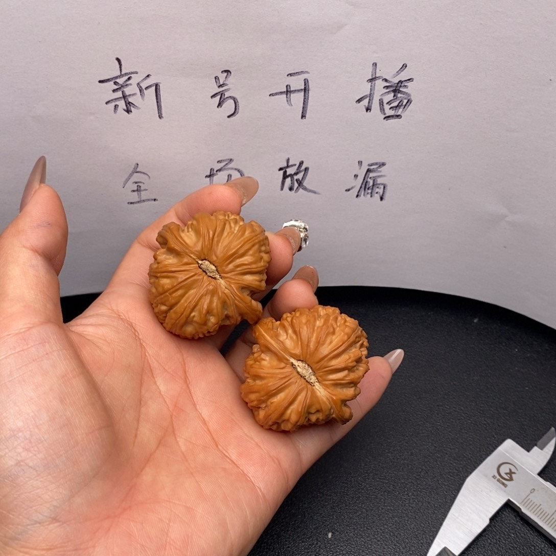 乔***圈把件文玩核桃白狮子尖黄印