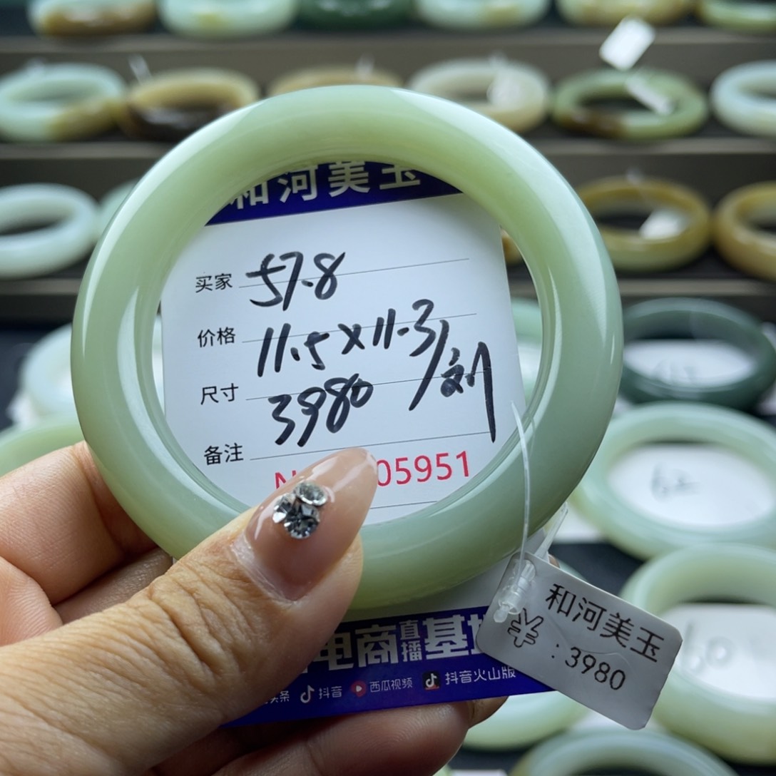 和田玉手镯未镶嵌唄****姐