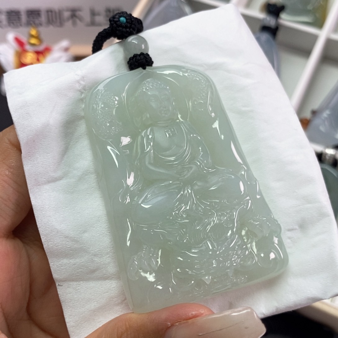 翡翠挂件未镶嵌翡翠