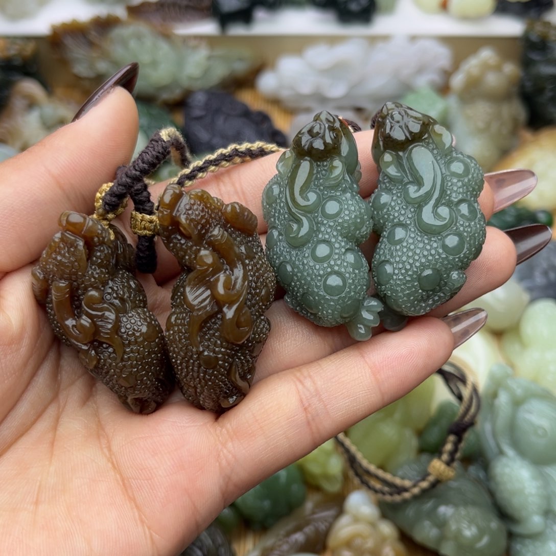 陇***人和田玉未镶嵌颈饰